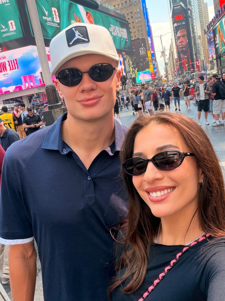 世界杯首秀双响 哈兰德携女友纽约街头被偶遇 世界杯首秀双响 哈兰德携女友纽约街头被偶遇
