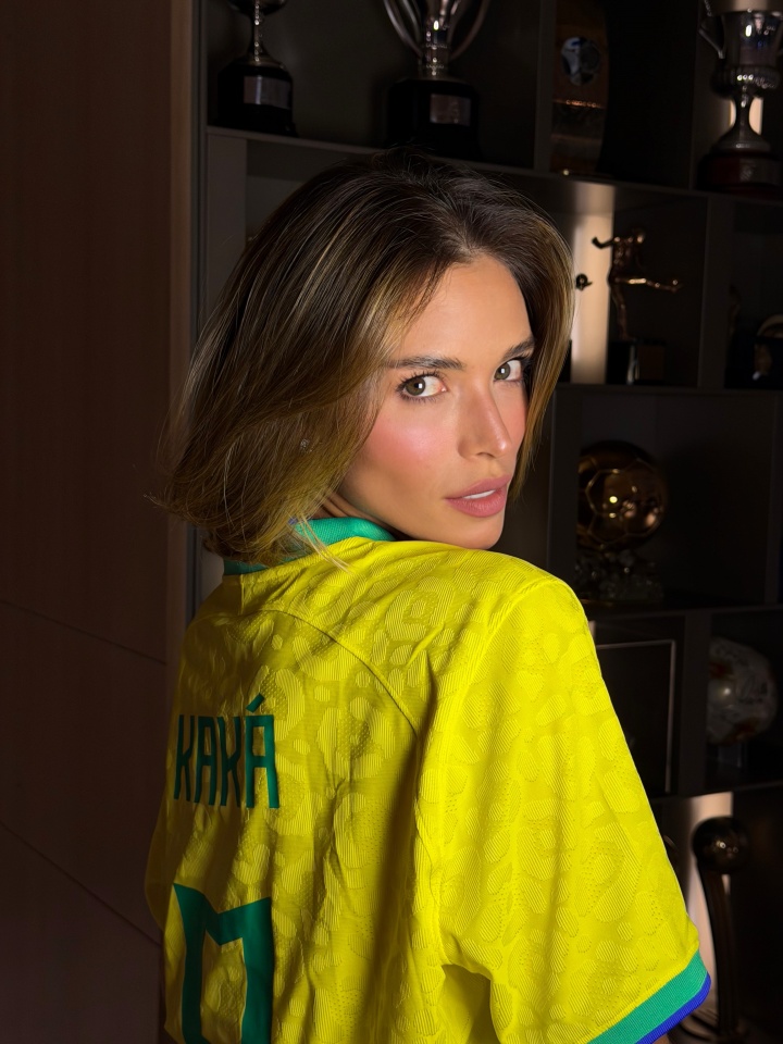 世界杯太太团动态:贝林厄姆热吻女友 亚马尔女友球衣助威 世界杯太太团动态:贝林厄姆热吻女友 亚马尔女友球衣助威
