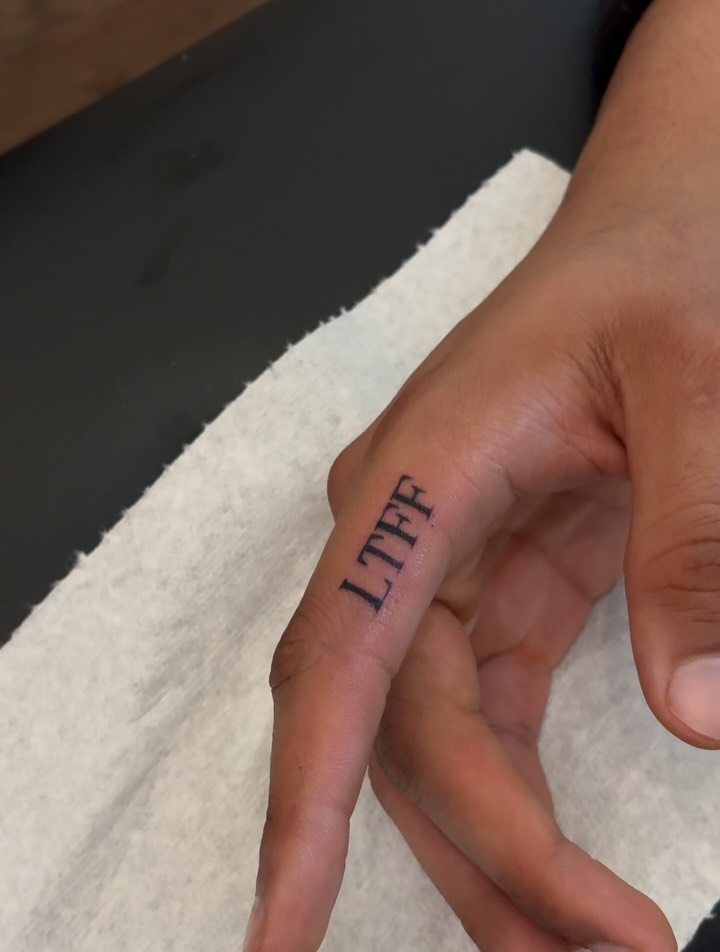 哈珀肋骨新刺“SACRIFICE” 卡布手指纹“LTFF” 神秘第三人疑为卡斯尔 哈珀肋骨新刺“SACRIFICE” 卡布手指纹“LTFF” 神秘第三人疑为卡斯尔