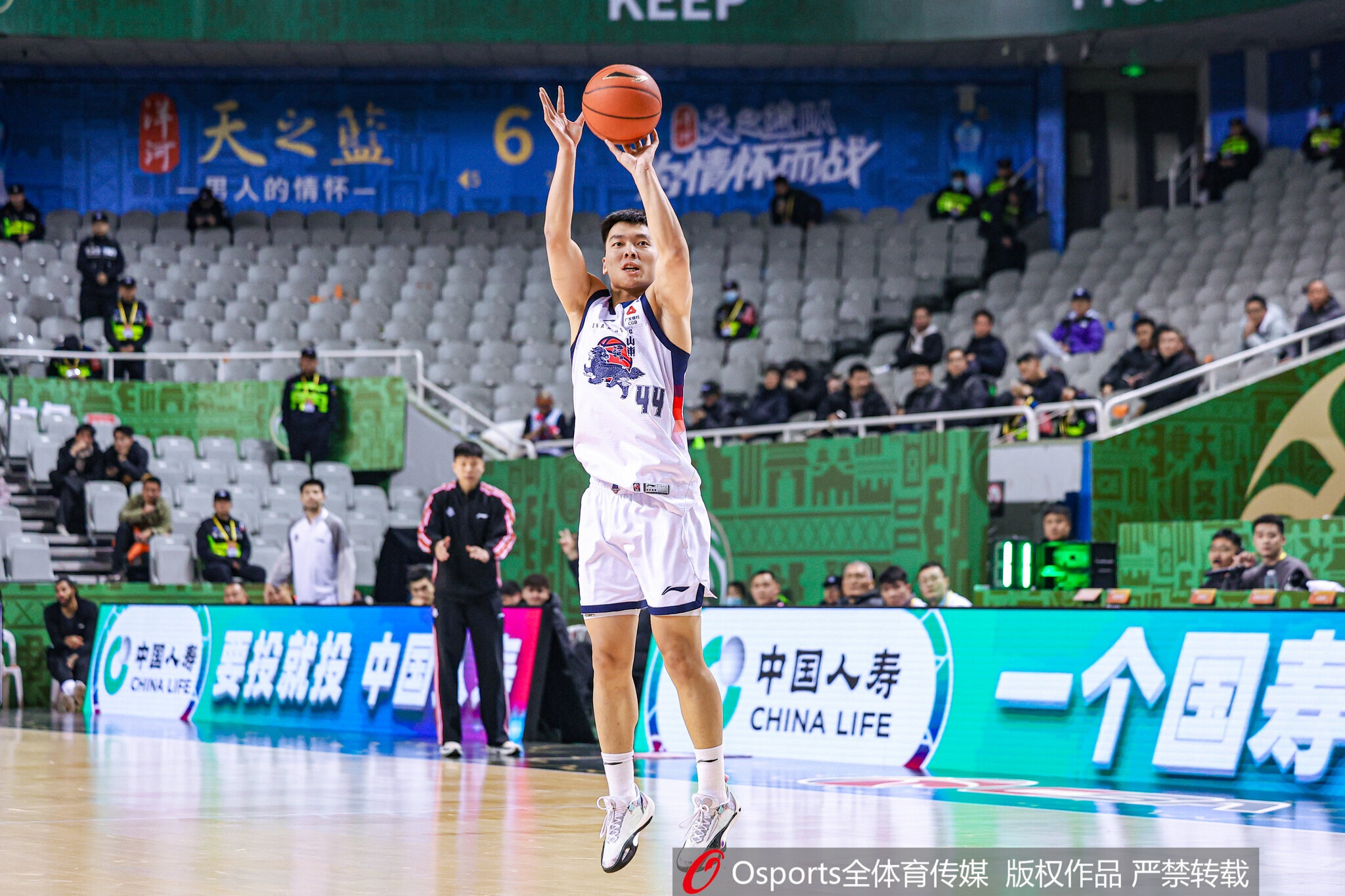 山东男篮续约陈培东两年 C类合同锁定后卫线