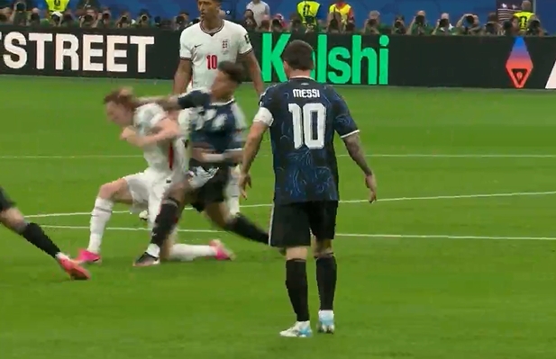 特朗普确认出席世界杯决赛并计划颁奖,阿根廷举马岛横幅遭FIFA调查 特朗普确认出席世界杯决赛并计划颁奖,阿根廷举马岛横幅遭FIFA调查