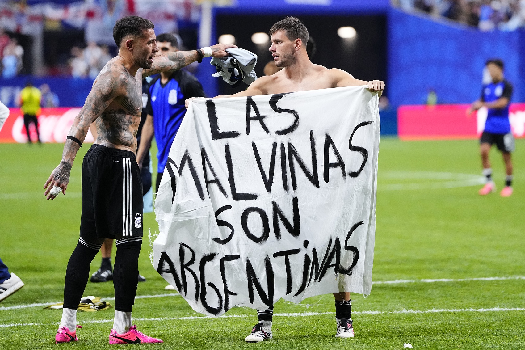特朗普确认出席世界杯决赛并计划颁奖,阿根廷举马岛横幅遭FIFA调查 特朗普确认出席世界杯决赛并计划颁奖,阿根廷举马岛横幅遭FIFA调查