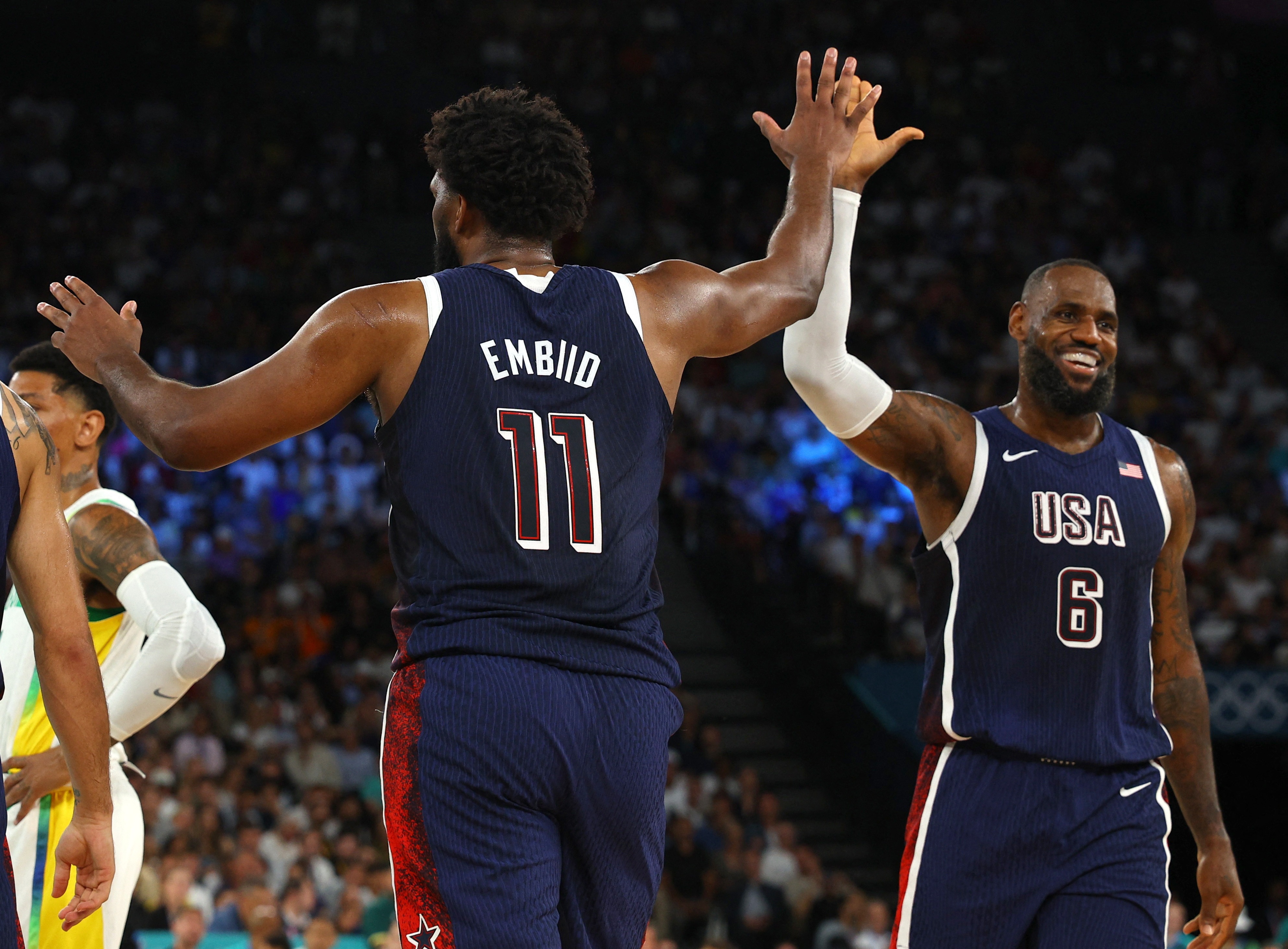 76人官推晒詹姆斯恩比德奥运夺金赛场照