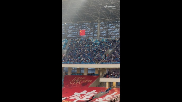 记者谈申花远征球迷：应该是这四年最少一次远征了，也没呐喊