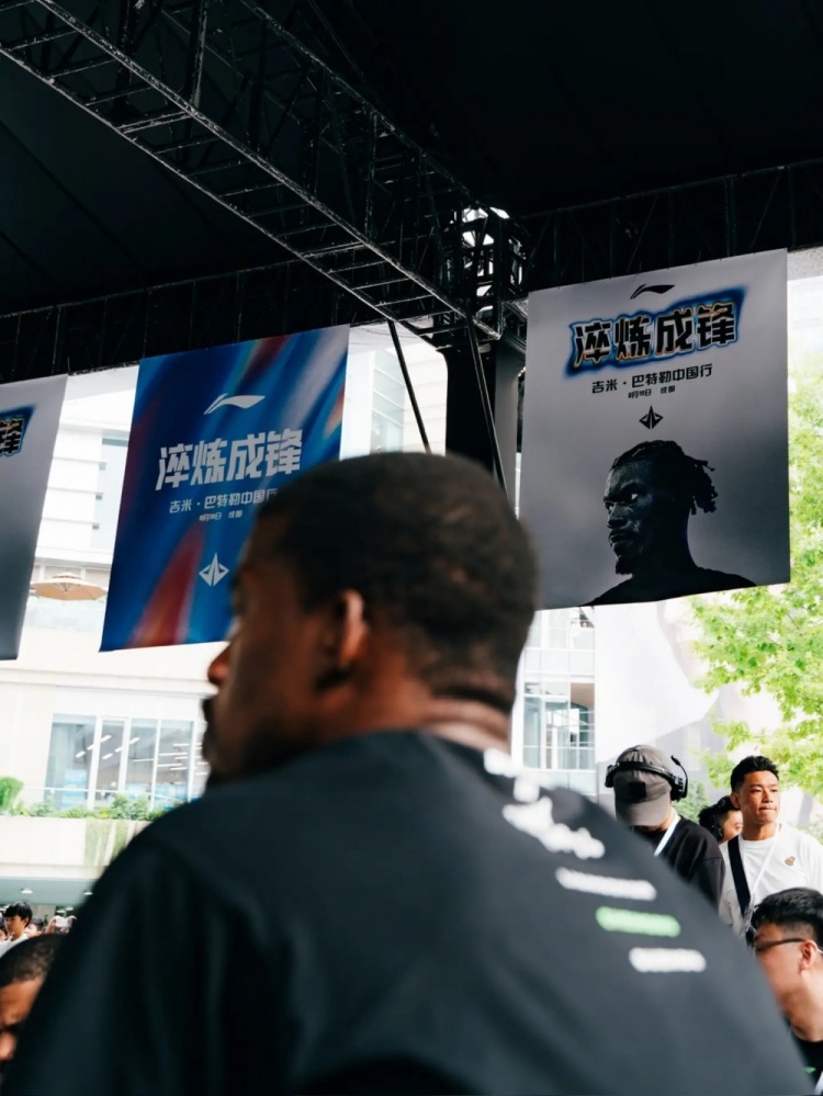 第二天行程结束！巴特勒更新社媒：成都 第二天打卡完成！