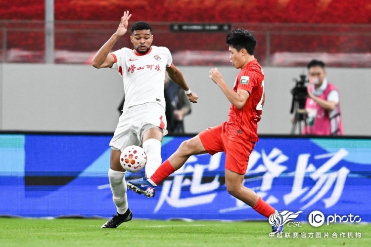 上海海港2-1青岛海牛，下一场海港队将客场对阵深圳新鹏城队