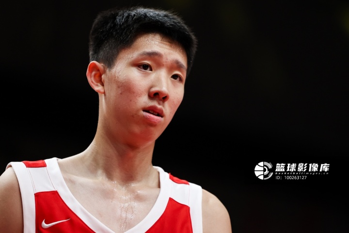 解说:张宇辰年纪还小仍有试错时间 技术水平没定型出去看看也好 解说:张宇辰年纪还小仍有试错时间 技术水平没定型出去看看也好