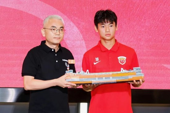 上海海港U17出征法国欧塞尔 武磊送上留洋寄语 上海海港U17出征法国欧塞尔 武磊送上留洋寄语